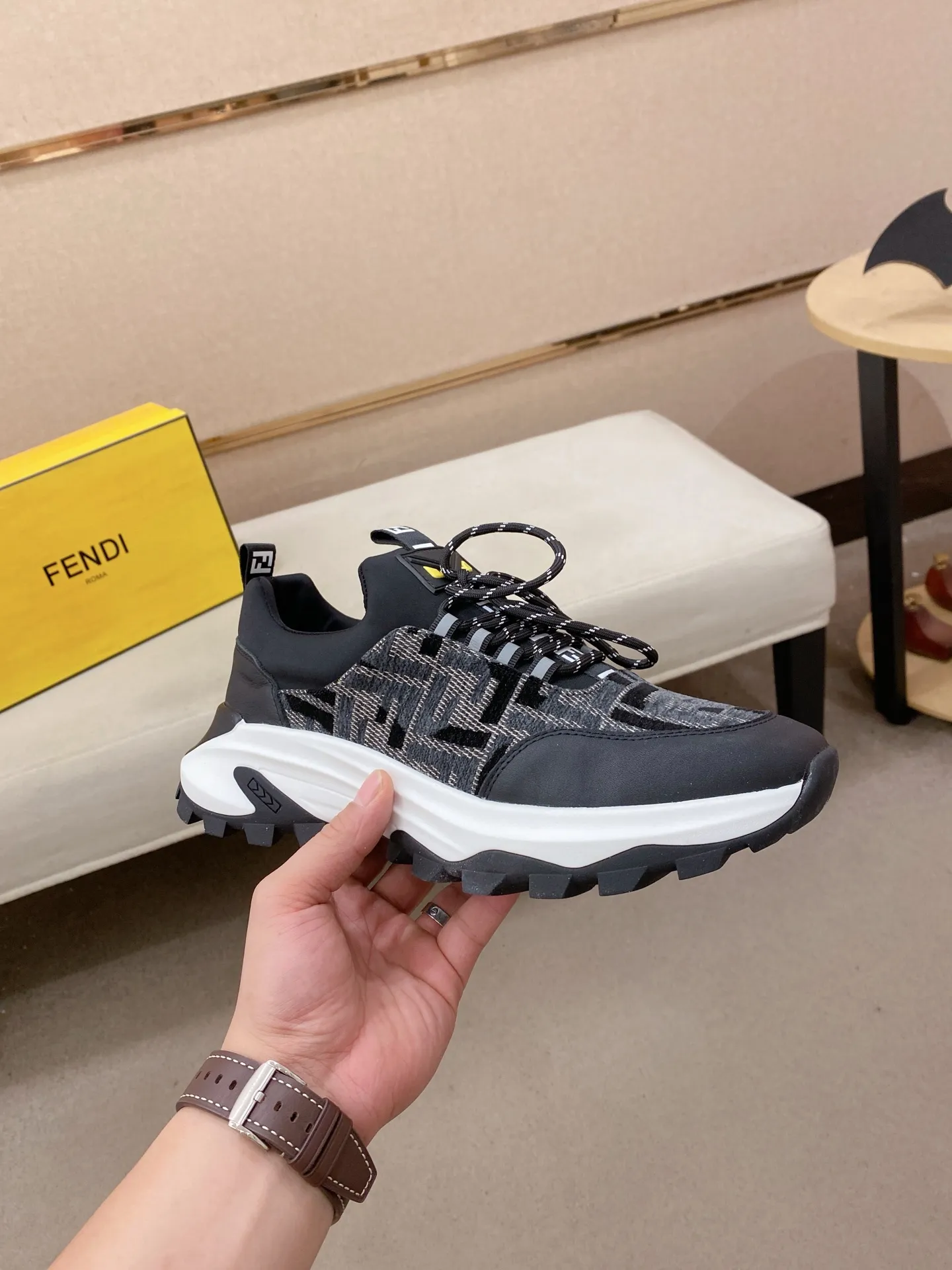 Men's shoes 💰 462💰 (fendi) New style 👊🏻 upper 🇮🇹 imported cowhide fabric 🇩🇪 lining imported sheepskin lining. The original outsole is molded to highlight the identity of every man, and the upper foot is elegant and stable🚶🏻🚶🏻The high-end custom counters reproduce the original version📯No matter the wind or rain, the shoe last remains unchanged and can withstand the verification of time🔍️,🔵 Size: 38-44